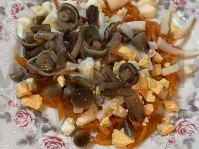 Aštrus salotas su korėjietiška morkomis ir virta kalmaru Žingsnis 3