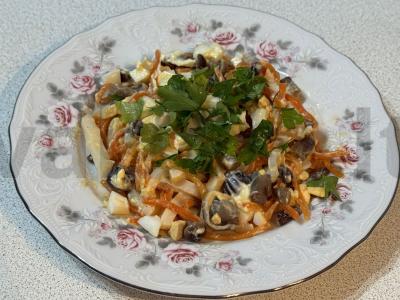 Aštrus salotas su korėjietiška morkomis ir virta kalmaru Žingsnis 4