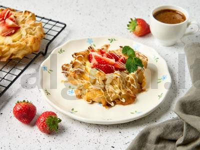 Filo tešlos pyragėliai su braškėmis pagrindine nuotrauka