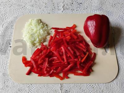 Spagečiai su troškintais paprikais ir rūkytos dešros Žingsnis 1