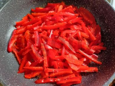 Spagečiai su troškintais paprikais ir rūkytos dešros Žingsnis 3