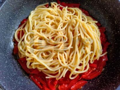 Spagečiai su troškintais paprikais ir rūkytos dešros Žingsnis 5