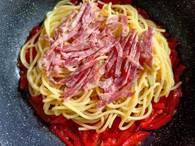 Spagečiai su troškintais paprikais ir rūkytos dešros Žingsnis 7