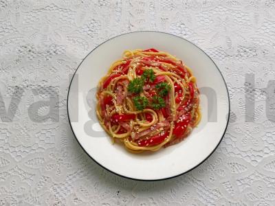 Spagečiai su troškintais paprikais ir rūkytos dešros pagrindine nuotrauka