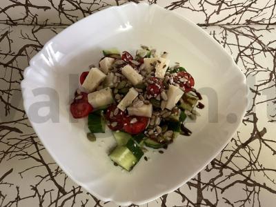 Daržovių salotos su moliūgų sėklomis pagrindine nuotrauka