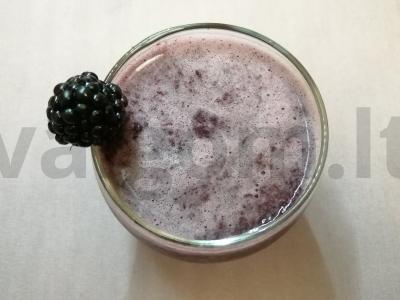 Namų uogų limonadas pagrindine nuotrauka