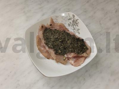 Vištienos filė ritinėliai su dilgėlėmis ir graikiniais riešutais Žingsnis 6