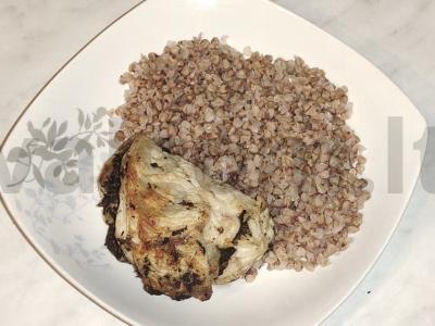 Vištienos filė ritinėliai su dilgėlėmis ir graikiniais riešutais pagrindine nuotrauka