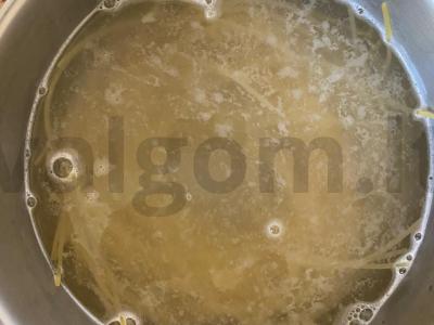 Spagečiai su paprikomis, pomidorais ir česnaku Žingsnis 1