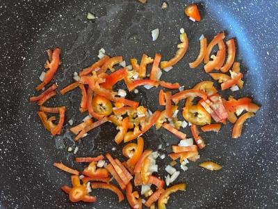 Spagečiai su paprikomis, pomidorais ir česnaku Žingsnis 6