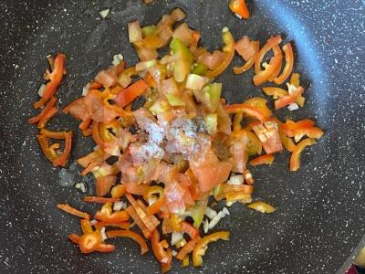 Spagečiai su paprikomis, pomidorais ir česnaku Žingsnis 7