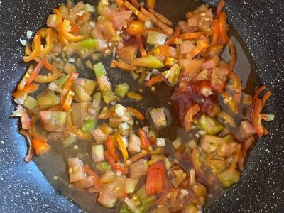 Spagečiai su paprikomis, pomidorais ir česnaku Žingsnis 8