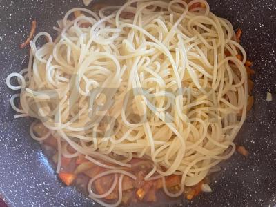 Spagečiai su paprikomis, pomidorais ir česnaku Žingsnis 10