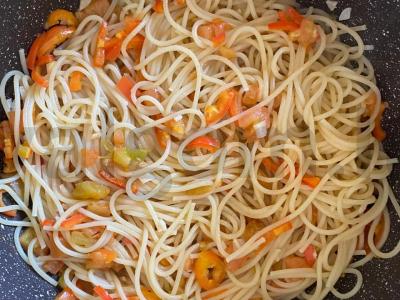 Spagečiai su paprikomis, pomidorais ir česnaku Žingsnis 11