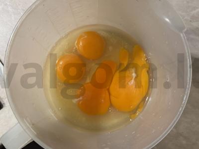 Rožiniai ploni blynai su pienu Žingsnis 2