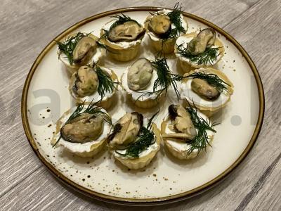 Tartaletės su varškės sūriu, žolelėmis ir midijomis pagrindine nuotrauka