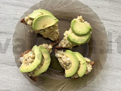 Tostai su tunu ir avokadu pagrindine nuotrauka