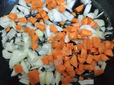 Spagečiai su svogūnais, morkomis ir antis filė Žingsnis 1