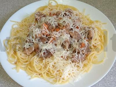 Spagečiai su svogūnais, morkomis ir antis filė pagrindine nuotrauka