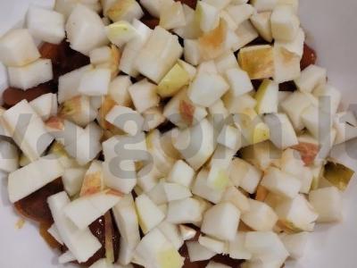 Lengvas salotas su mocarela, persimonu ir vynuogėmis Žingsnis 2