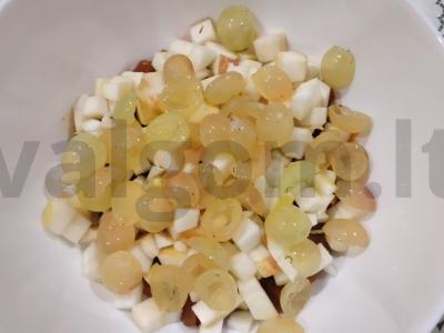 Lengvas salotas su mocarela, persimonu ir vynuogėmis Žingsnis 3