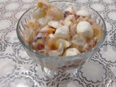 Lengvas salotas su mocarela, persimonu ir vynuogėmis Žingsnis 5