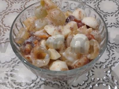 Lengvas salotas su mocarela, persimonu ir vynuogėmis pagrindine nuotrauka