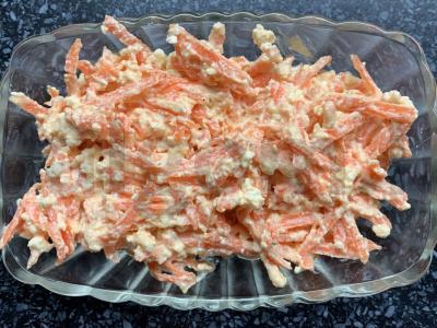 Morkų, varškės ir graikiško jogurto salotas pagrindine nuotrauka