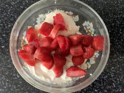 Varškės ir braškių desertas su vaisiais Žingsnis 2