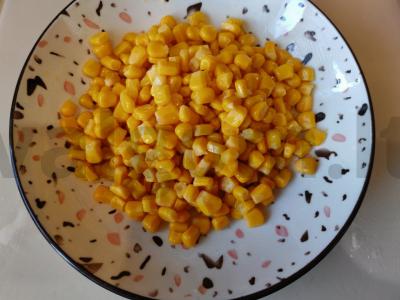 Salotas su krabų mėsa ir krabų mėsa Žingsnis 4