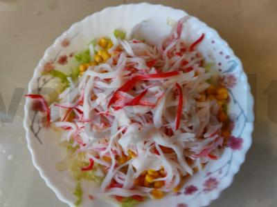 Salotas su krabų mėsa ir krabų mėsa Žingsnis 6