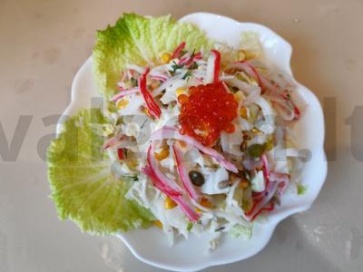 Salotas su krabų mėsa ir krabų mėsa pagrindine nuotrauka