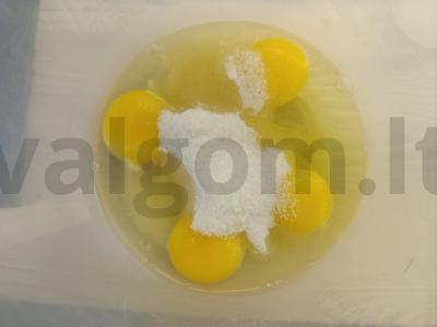 Biskvitiniai pyragaičiai su vaisių tyrė Žingsnis 1