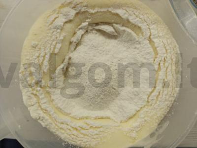 Biskvitiniai pyragaičiai su vaisių tyrė Žingsnis 2