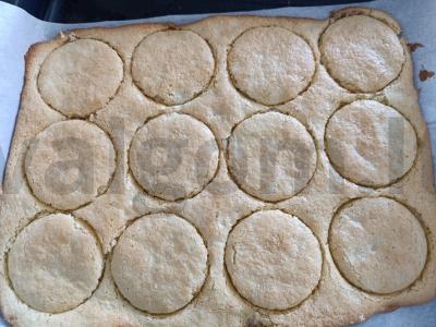 Biskvitiniai pyragaičiai su vaisių tyrė Žingsnis 4