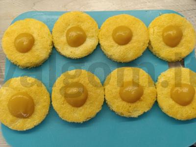 Biskvitiniai pyragaičiai su vaisių tyrė Žingsnis 5