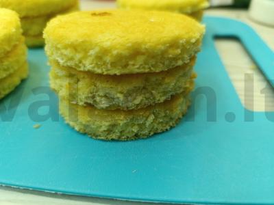 Biskvitiniai pyragaičiai su vaisių tyrė Žingsnis 6