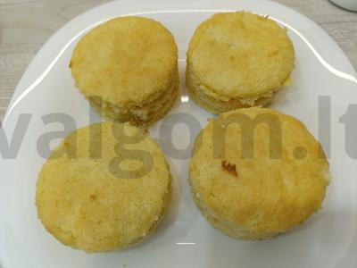 Biskvitiniai pyragaičiai su vaisių tyrė pagrindine nuotrauka