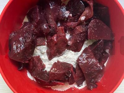 Kepta kiaulienos kepenėlė su svogūnais Žingsnis 2