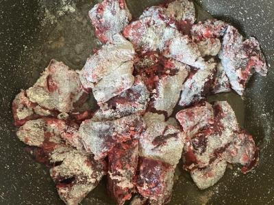 Kepta kiaulienos kepenėlė su svogūnais Žingsnis 4