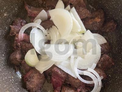 Kepta kiaulienos kepenėlė su svogūnais Žingsnis 6