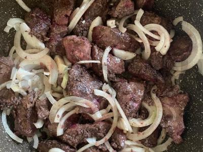 Kepta kiaulienos kepenėlė su svogūnais Žingsnis 7