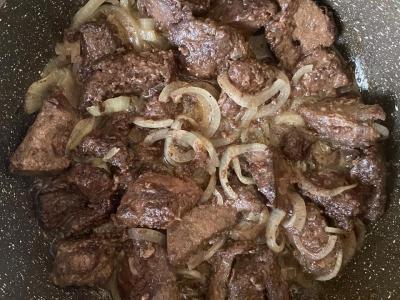 Kepta kiaulienos kepenėlė su svogūnais Žingsnis 8