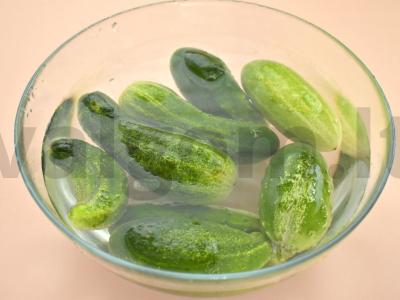 Marinuoti agurkai riekelėmis žiemai Žingsnis 1