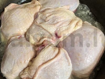 Vištienos šlaunelės pomidorų padaže Žingsnis 1