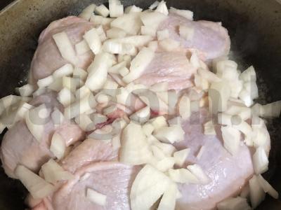 Vištienos šlaunelės pomidorų padaže Žingsnis 3