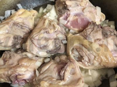 Vištienos šlaunelės pomidorų padaže Žingsnis 4