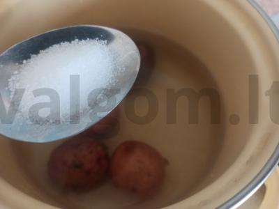 Keptas jaunas bulvės su šonine ir česnaku Žingsnis 1