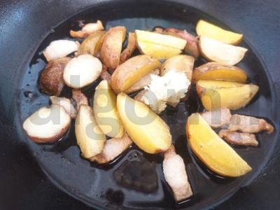 Keptas jaunas bulvės su šonine ir česnaku Žingsnis 5