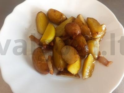 Keptas jaunas bulvės su šonine ir česnaku pagrindine nuotrauka